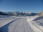 Une piste de ski de fond de l'espace nordique du Chioula et le panorama sur les Pyrénées